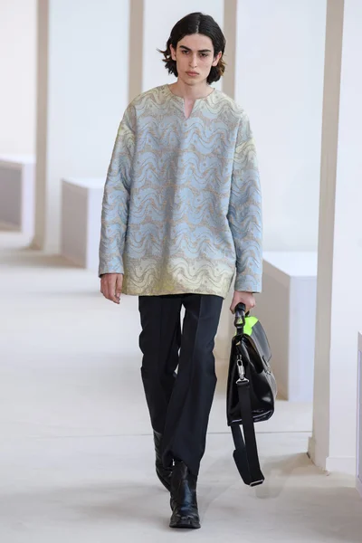 Look 10
